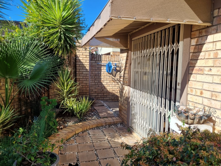 To Let 4 Bedroom Property for Rent in Langenhovenpark Free State
